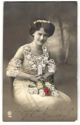 AK Junge Frau mit gesticktem Kragen und Blumenbouquet aus echtem Stoff