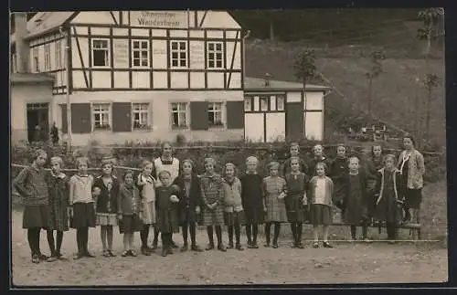 Foto-AK Vierenstrasse, Chemnitzer Wanderheim, Mädchengruppe und Erzieherinnen