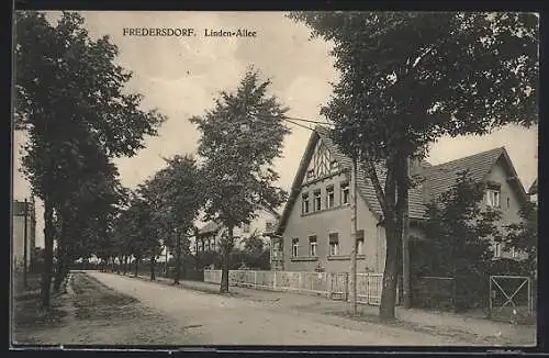 AK Fredersdorf / Ostbahn, Linden-Allee mit Fachwerkhaus
