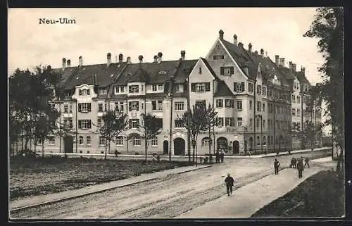 AK Neu-Ulm, Strassenpartie mit Passanten