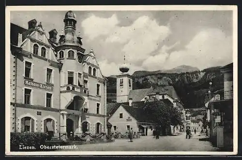 AK Liezen, Rathaus, Kirche, Häuserfassaden und Blick auf die Berge