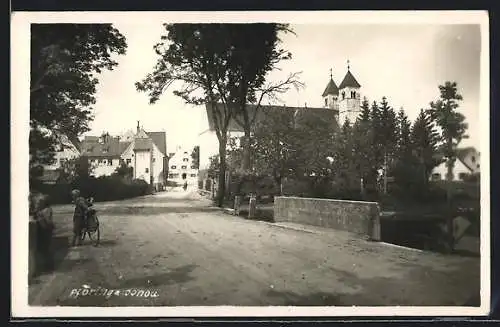 AK Pföring a. Donau, Strassenpartie mit Kirche