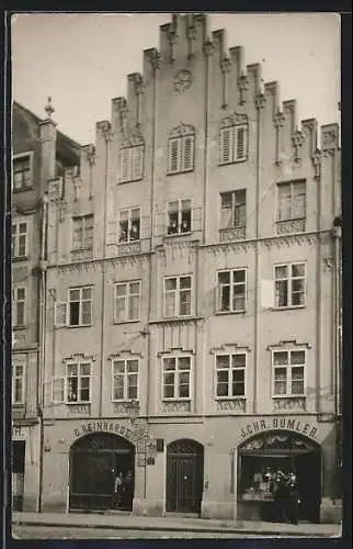 Foto-AK Augsburg, Prächtiges Giebelhaus mit Geschäften von G. Reinhardt und J. C. Dumler