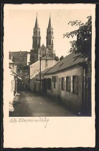 AK Klosterneuburg, Alt-Klosterneuburg, Strassenpartie mit Blick auf Kirche