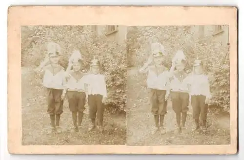 Stereo-Fotografie unbekannter Fotograf und Ort, drei junge Knaben salutieren mit Ulanen Tschapka und Pickelhaube Preussen