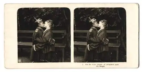 Stereo-Fotografie NPG, Berlin, Kinder küssen sich, Knabe in preussischer Uniform Rgt. 16 mit Artillerie Pickelhaube