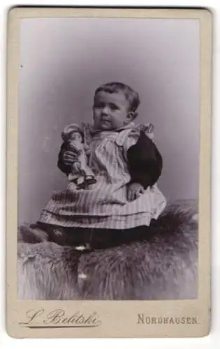 Fotografie L. Belitski, Nordhausen, Freiheit 14, Süsses Kleinkind im Kleid mit Puppe