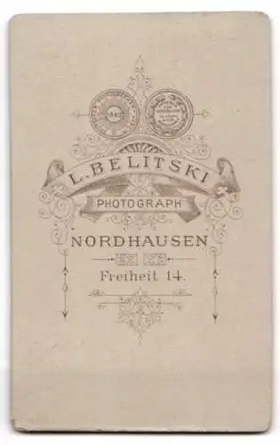 Fotografie L. Belitski, Nordhausen, Freiheit 14, Süsses Kleinkind im Kleid mit Puppe