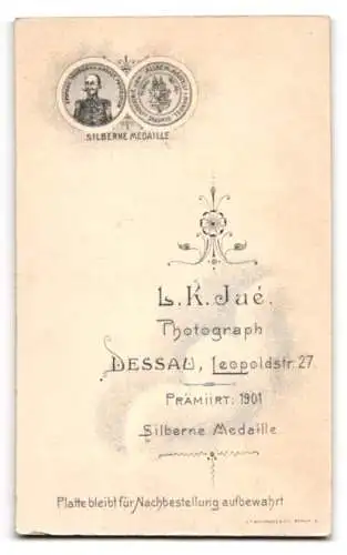 Fotografie L. K. Jué, Dessau, Leopoldstr. 27, Süsses Kleinkind im Kleid