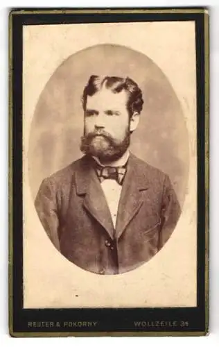 Fotografie Reuter & Pokorny, Wien, Wollzeile 34, Bürgerlicher Herr mit Vollbart