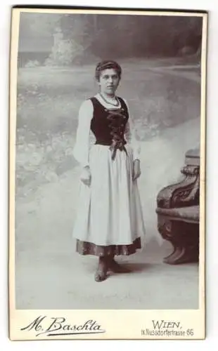 Fotografie Michael Baschta, Wien, Nussdorferstr. 66, Junge Frau im Kleid mit Schürze