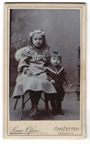 Fotografie Linus Ofner, Amstetten, Hauptplatz 15, Mädchen im Kleid mit einem Kleinkind