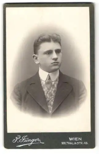 Fotografie P. Jünger, Wien, Thaliastr. 48, Junger Herr im Anzug mit Krawatte