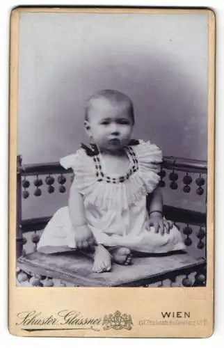 Fotografie Schuster Gleissner, Wien, Thaliastrasse, Hoferplatz 11, Süsses Kleinkind im weissen Kleid