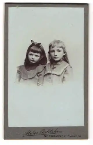 Fotografie Atelier Belitski, Nordhausen, Freiheit 14, Zwei Mädchen in modischer Kleidung
