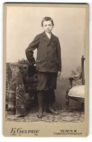 Fotografie H. Gelpke, Wien, Taborstr. 24, Kleiner Junge im Anzug mit Krawatte