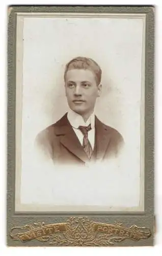 Fotografie Franz Prinz, Wien, Wurlitzergasse 2, Thaliastr. 116, Junger Herr im Anzug mit Krawatte
