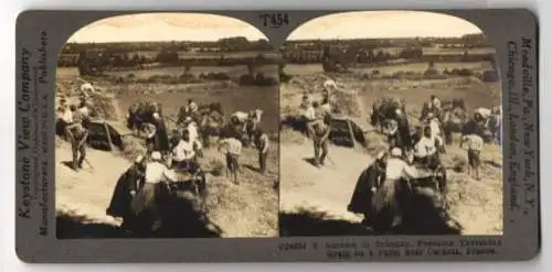 Stereo-Fotografie Keystone View Company, Meadville, Ansicht Carhaix / France, Peasants Threshing Grain