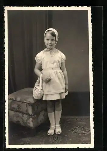 AK Mädchen mit Handtasche