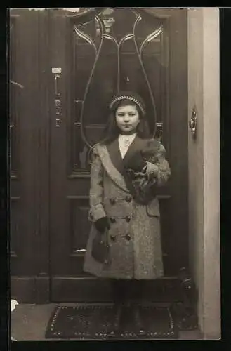 AK Mädchen im Mantel