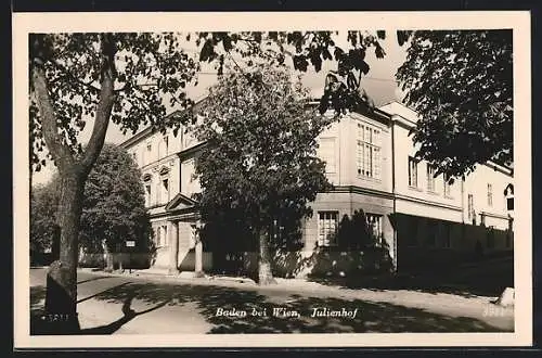 AK Baden b. Wien, Strassenpartie am Julienhof