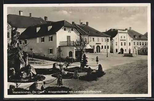 AK Waizenkirchen, Kriegerdenkmal mit Landwirtschaftsschule