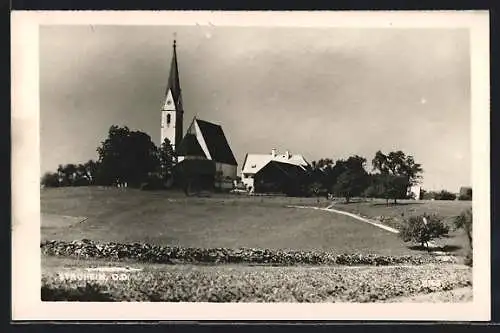 AK Stroheim, Teilansicht mit Kirche von einem Feld aus