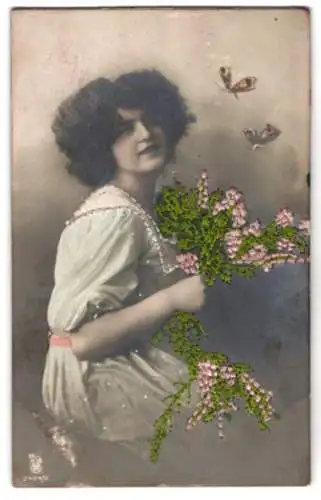 AK Junge Frau mit gesticktem Heidekraut schaut Schmetterlingen hinterher