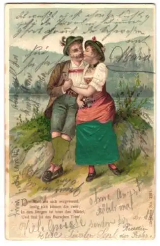 Stoff-Präge-AK Ein Paar küsst sich am Bergsee, Teile der Trachten aus Stoff
