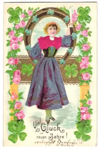Stoff-Präge-AK Junge Frau in einem Rahmen aus Glückssymbolen, ihre Schulterpartie aus Stoff