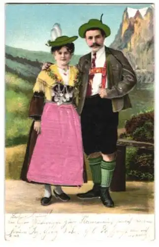 Stoff-Präge-AK Ein Ehepaar in Tracht, ihre Schürze und beide Hüte aus Stoff