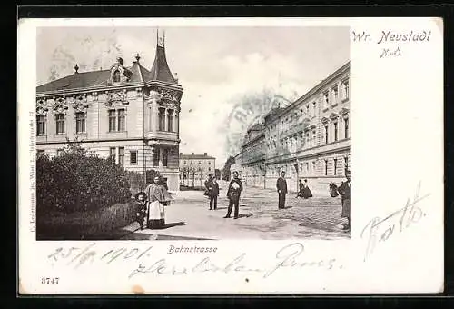 AK Wr. Neustadt, Passanten in der Bahnstrasse