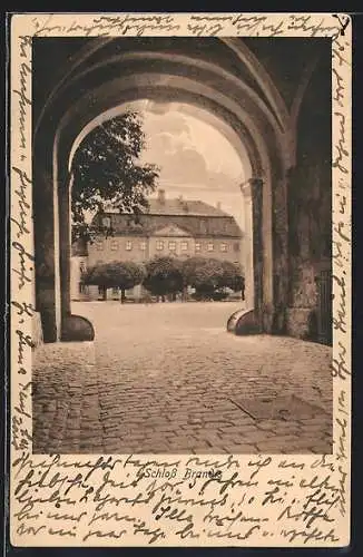 AK Brandis / Stadt, Blick durch den Torbogen zum Schloss