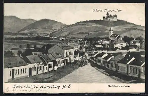 AK Leobendorf bei Korneuburg, Strassenpartie mit Schloss Kreuzenstein