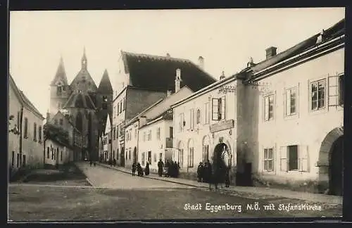 AK Eggenburg /N.-Ö., Strassenpartie mit Stefanskirche