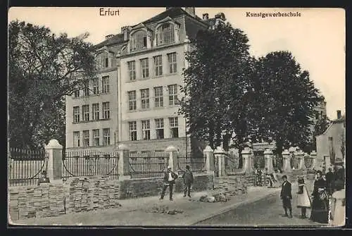 AK Erfurt, Kunstgewerbeschule, Ansicht mit Hof und Strasse