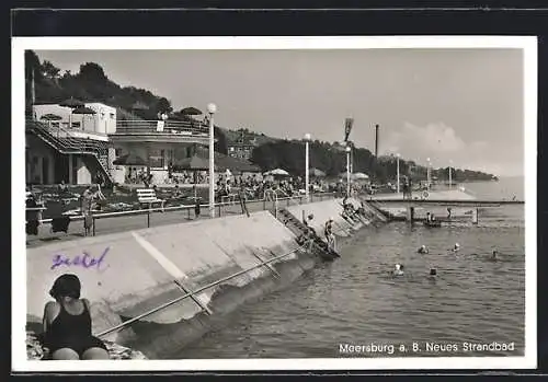 AK Meersburg a. B., Neues Strandbad, Bauhaus-Architektur, Frau liest am Beckenrand ein Buch