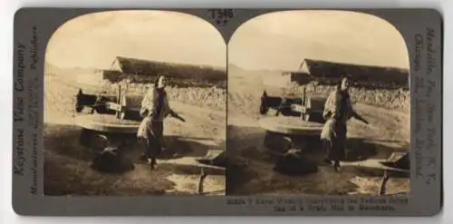 Stereo-Fotografie Keystone View Company, Meadville, Ansicht Manchuria, Fram Woman Supervising Grinding of Grain