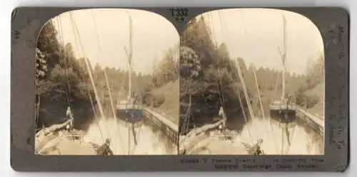 Stereo-Fotografie Keystone View Company, Meadville, Ansicht Sodertelge Canal / Suede, Segelschiffe im Kanal