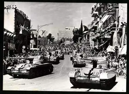 Fotografie Keystone, Ansicht Jerusalem, Panzer bei Militärparade am Unabhängigkeitstag 1962