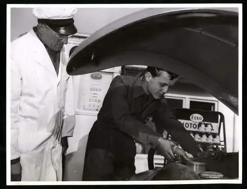 Fotografie Esso-Tankstelle, Tankwart leitet Lehrling am Auto Volkswagen VW Käfer - KdF-Wagen an