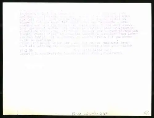 Fotografie Esso-Tankstelle, Tankwart leitet Lehrling am Auto Volkswagen VW Käfer - KdF-Wagen an