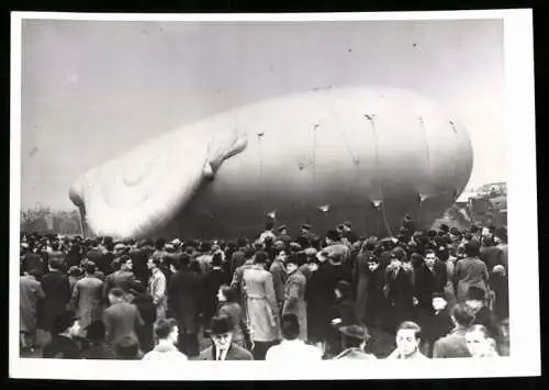 Fotografie Schostal, Ansicht London, Hyde Park, Sperrballon wird befüllt 1939