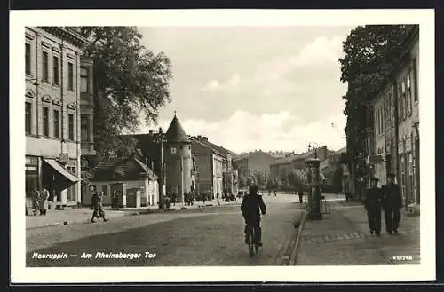 AK Neuruppin, Strassenpartie am Rheinsberger Tor mit Radfahrer