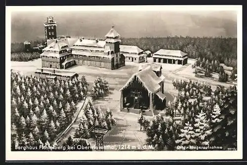 AK Oberwiesenthal, Blick auf das eingeschneite Berghaus Fichtelberg