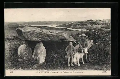 AK Le Conquet, Dolmen de Kermorvan, Kinder am Dolmen