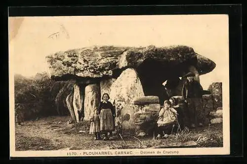 AK Plouharnel Carnac, Dolmen de Crucuno, Ausgrabung, Kleinwüchsige Frau mit Kindern