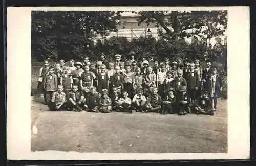 Foto-AK Türnitz, Gruppenfoto von Kindern am Auhof