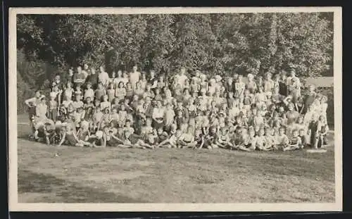 Foto-AK Türnitz, Eine grosse Gruppe von Kindern am Auhof