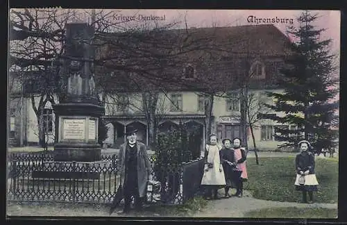 AK Ahrensburg / Holstein, Passanten am Kriegerdenkmal